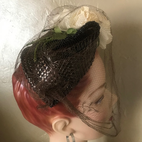 EXQUISITE 1940s\' BROWN METALLIC STRAW FASCINATOR HAT WITH FABRIC ROSES & VEIL